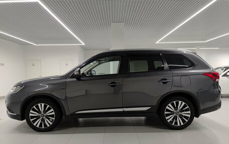 Mitsubishi Outlander III рестайлинг 3, 2020 год, 2 250 000 рублей, 8 фотография