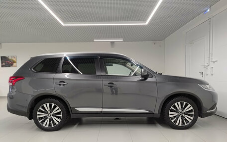 Mitsubishi Outlander III рестайлинг 3, 2020 год, 2 250 000 рублей, 4 фотография