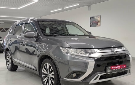 Mitsubishi Outlander III рестайлинг 3, 2020 год, 2 250 000 рублей, 3 фотография