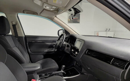 Mitsubishi Outlander III рестайлинг 3, 2020 год, 2 250 000 рублей, 11 фотография