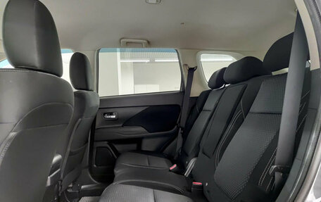 Mitsubishi Outlander III рестайлинг 3, 2020 год, 2 250 000 рублей, 12 фотография