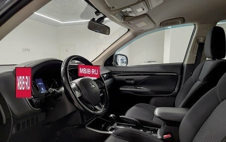 Mitsubishi Outlander III рестайлинг 3, 2020 год, 2 250 000 рублей, 16 фотография