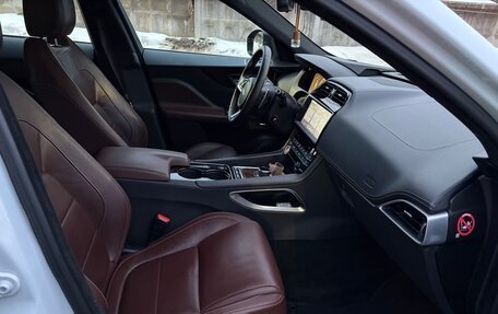 Jaguar F-Pace, 2016 год, 2 700 000 рублей, 26 фотография