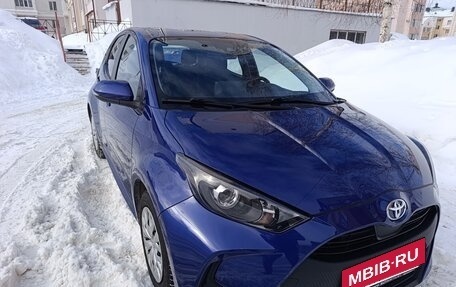 Toyota Yaris, 2022 год, 1 560 000 рублей, 3 фотография