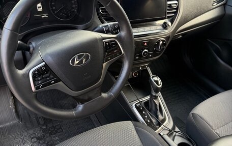 Hyundai Solaris II рестайлинг, 2021 год, 1 720 000 рублей, 12 фотография