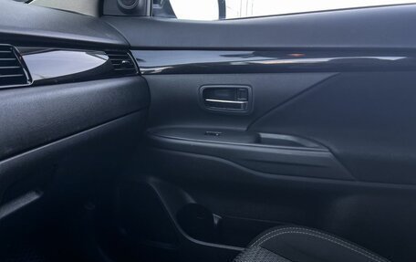 Mitsubishi Outlander III рестайлинг 3, 2019 год, 2 300 000 рублей, 18 фотография