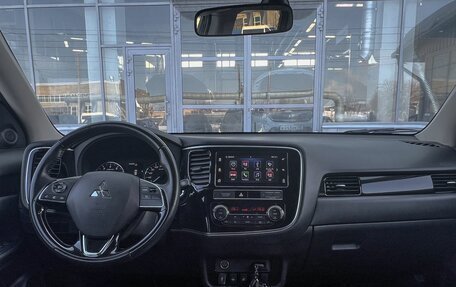 Mitsubishi Outlander III рестайлинг 3, 2019 год, 2 300 000 рублей, 13 фотография