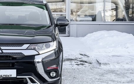 Mitsubishi Outlander III рестайлинг 3, 2019 год, 2 300 000 рублей, 9 фотография