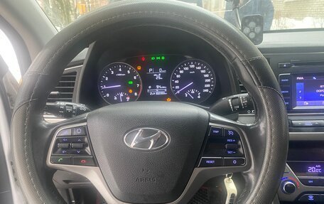 Hyundai Elantra VI рестайлинг, 2018 год, 950 000 рублей, 6 фотография