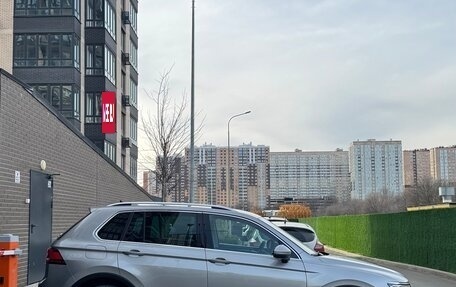 Volkswagen Tiguan II, 2018 год, 2 799 000 рублей, 2 фотография