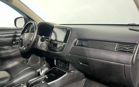 Mitsubishi Outlander III рестайлинг 3, 2017 год, 1 850 000 рублей, 9 фотография