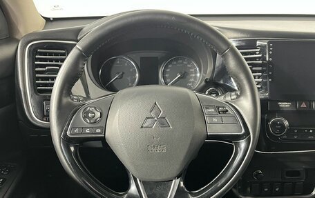 Mitsubishi Outlander III рестайлинг 3, 2017 год, 1 850 000 рублей, 10 фотография