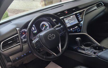 Toyota Camry, 2018 год, 2 330 000 рублей, 10 фотография