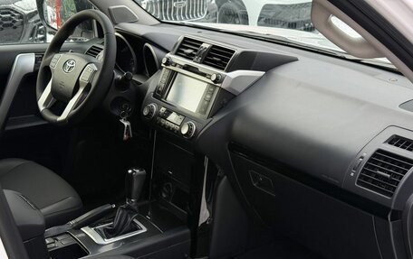 Toyota Land Cruiser Prado 150 рестайлинг 2, 2015 год, 3 432 000 рублей, 17 фотография