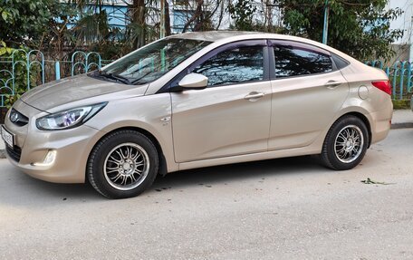 Hyundai Solaris II рестайлинг, 2013 год, 1 000 000 рублей, 2 фотография