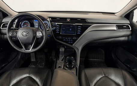 Toyota Camry, 2018 год, 2 350 000 рублей, 10 фотография