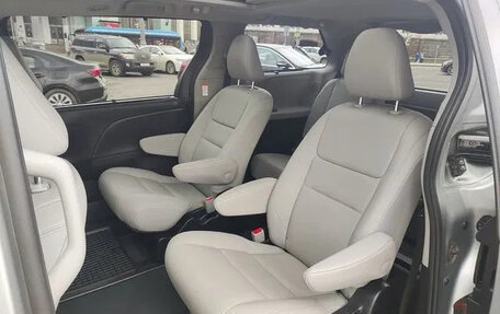 Toyota Sienna III, 2019 год, 4 500 000 рублей, 8 фотография