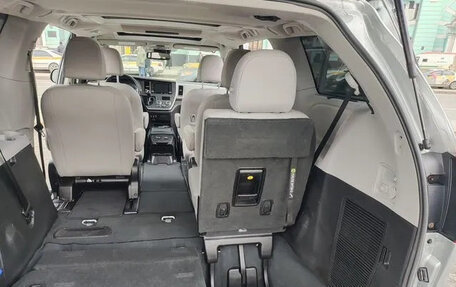 Toyota Sienna III, 2019 год, 4 500 000 рублей, 12 фотография