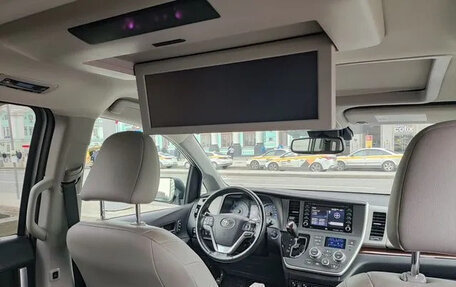 Toyota Sienna III, 2019 год, 4 500 000 рублей, 5 фотография