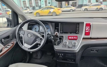 Toyota Sienna III, 2019 год, 4 500 000 рублей, 6 фотография