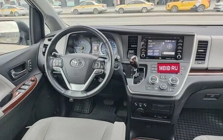 Toyota Sienna III, 2019 год, 4 500 000 рублей, 9 фотография