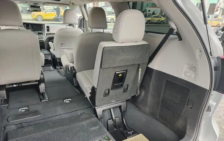 Toyota Sienna III, 2019 год, 4 500 000 рублей, 15 фотография