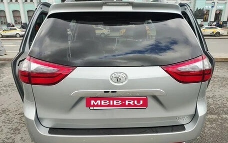 Toyota Sienna III, 2019 год, 4 500 000 рублей, 23 фотография