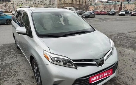 Toyota Sienna III, 2019 год, 4 500 000 рублей, 24 фотография