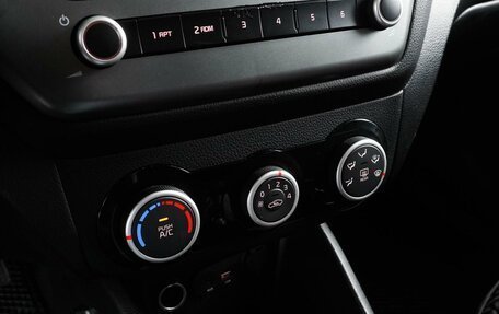 KIA Rio III рестайлинг, 2017 год, 999 000 рублей, 18 фотография