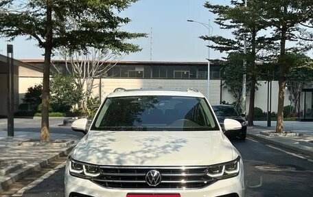 Volkswagen Tiguan, 2023 год, 1 750 555 рублей, 2 фотография