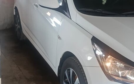 Hyundai Solaris II рестайлинг, 2015 год, 1 000 000 рублей, 2 фотография