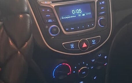 Hyundai Solaris II рестайлинг, 2015 год, 1 000 000 рублей, 5 фотография