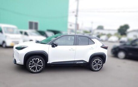 Toyota Yaris Cross, 2022 год, 1 700 000 рублей, 2 фотография