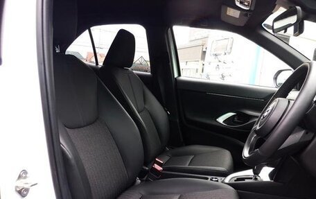 Toyota Yaris Cross, 2022 год, 1 700 000 рублей, 9 фотография