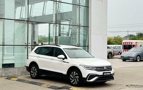 Volkswagen Tiguan II, 2021 год, 2 600 000 рублей, 2 фотография