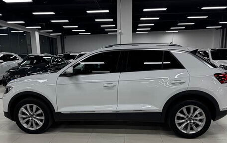 Volkswagen T-Roc I, 2023 год, 1 705 000 рублей, 6 фотография