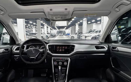 Volkswagen T-Roc I, 2023 год, 1 705 000 рублей, 13 фотография