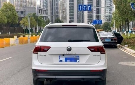 Volkswagen Tiguan II, 2021 год, 2 600 000 рублей, 4 фотография