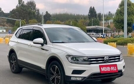 Volkswagen Tiguan II, 2021 год, 2 600 000 рублей, 3 фотография