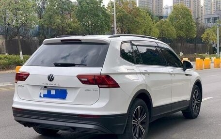 Volkswagen Tiguan II, 2021 год, 2 600 000 рублей, 5 фотография
