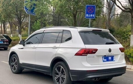 Volkswagen Tiguan II, 2021 год, 2 600 000 рублей, 6 фотография