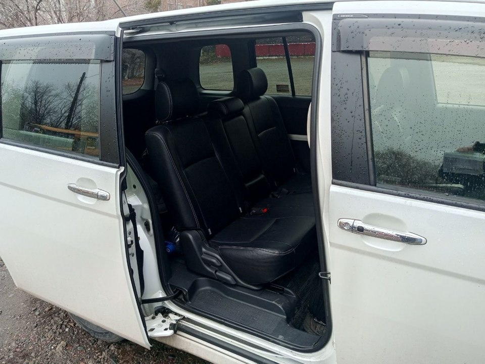 Toyota ISis I рестайлинг, 2012 год, 1 200 000 рублей, 8 фотография