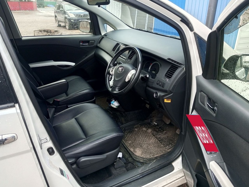 Toyota ISis I рестайлинг, 2012 год, 1 200 000 рублей, 4 фотография