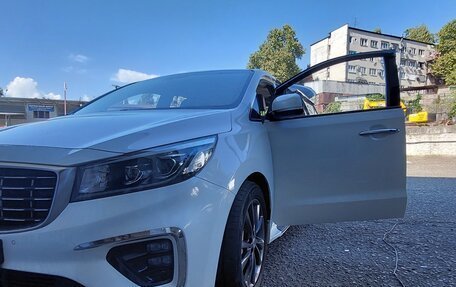 KIA Carnival III, 2018 год, 2 390 000 рублей, 1 фотография