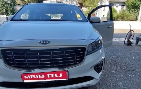 KIA Carnival III, 2018 год, 2 390 000 рублей, 2 фотография