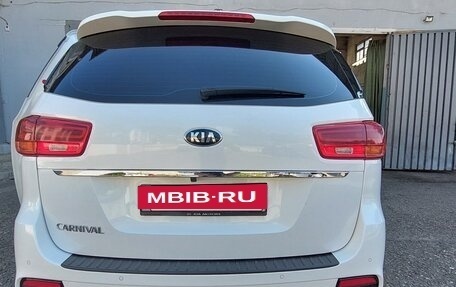 KIA Carnival III, 2018 год, 2 390 000 рублей, 8 фотография