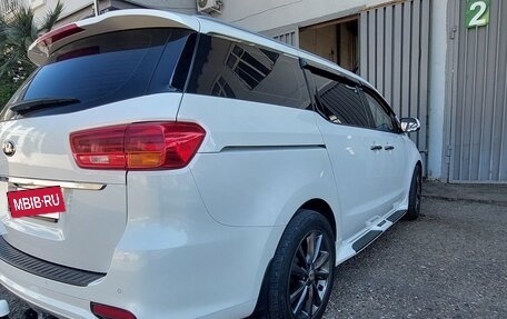 KIA Carnival III, 2018 год, 2 390 000 рублей, 5 фотография