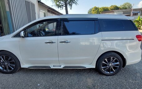 KIA Carnival III, 2018 год, 2 390 000 рублей, 9 фотография