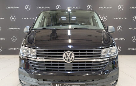 Volkswagen Multivan T6 рестайлинг, 2020 год, 5 000 000 рублей, 2 фотография