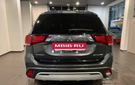Mitsubishi Outlander III рестайлинг 3, 2018 год, 1 742 000 рублей, 4 фотография